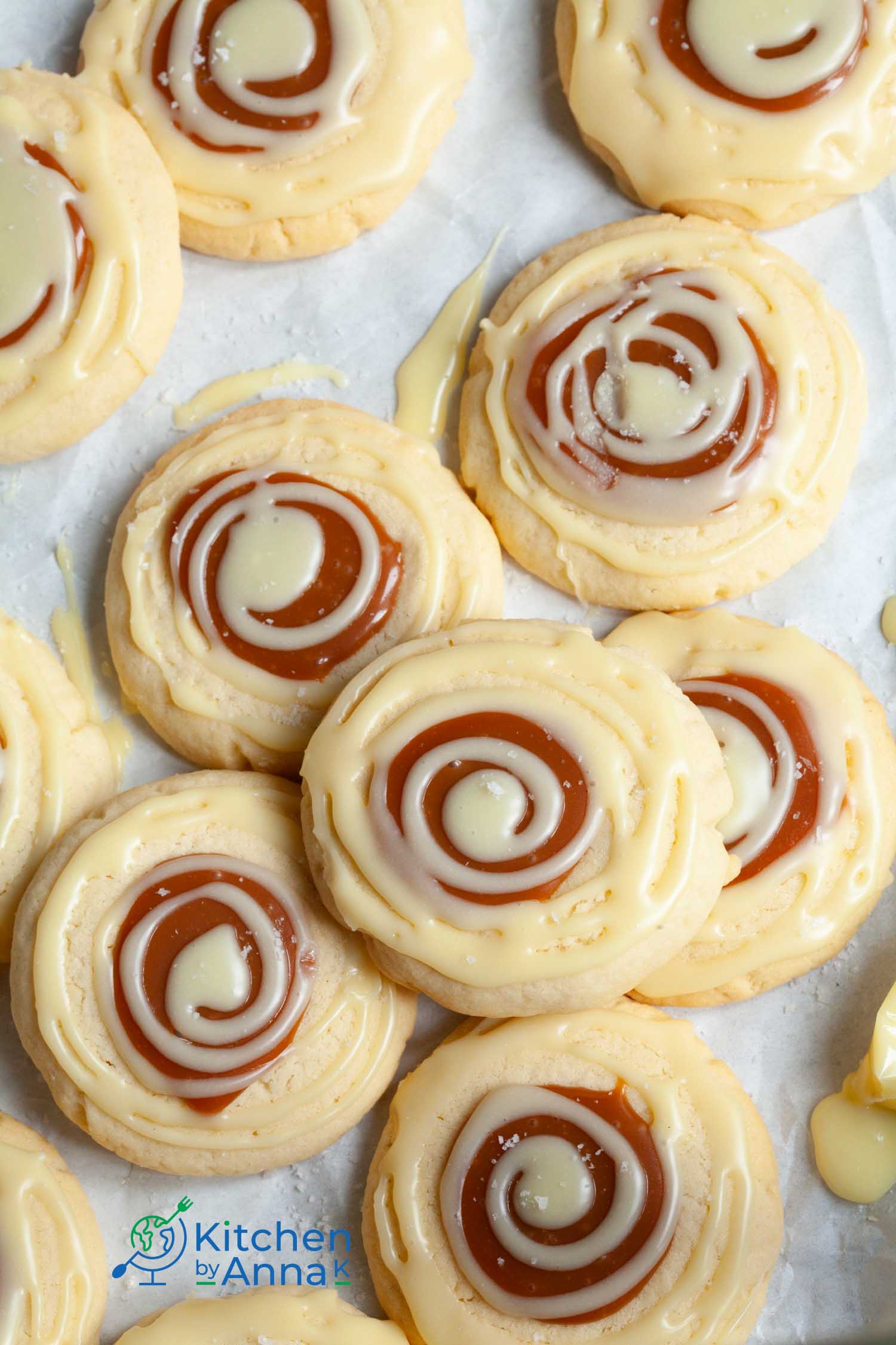 Hypnotising sugar cookies with salted caramel and white chocolate 