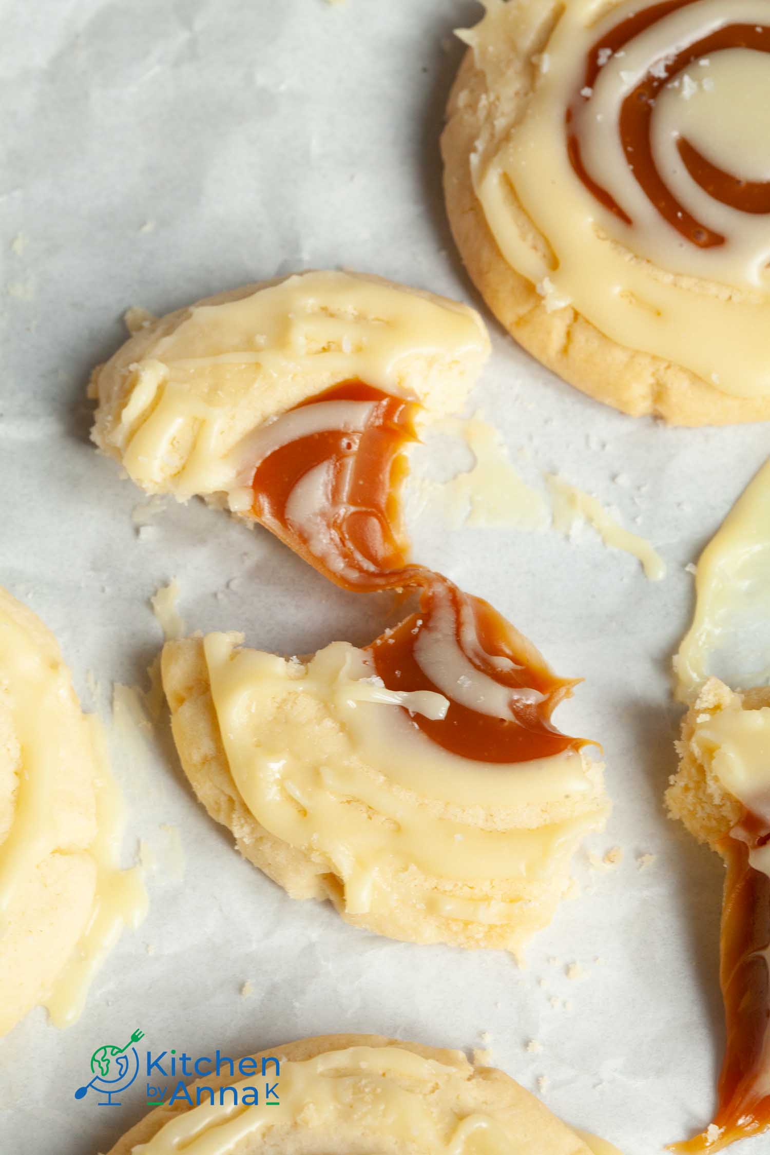 Hypnotising sugar cookies with salted caramel and white chocolate 