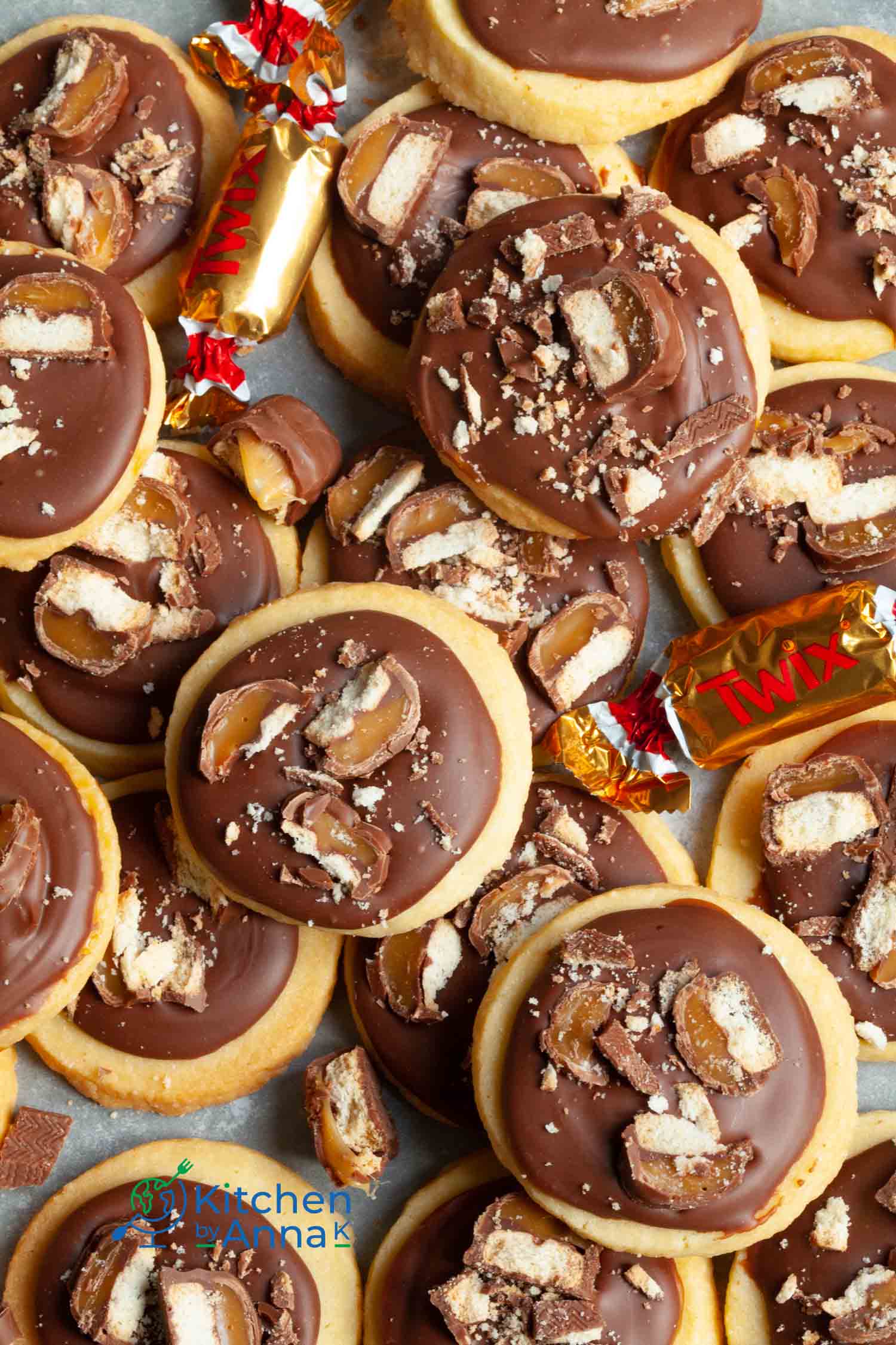 Hypnotising sugar cookies with salted caramel and white chocolate 