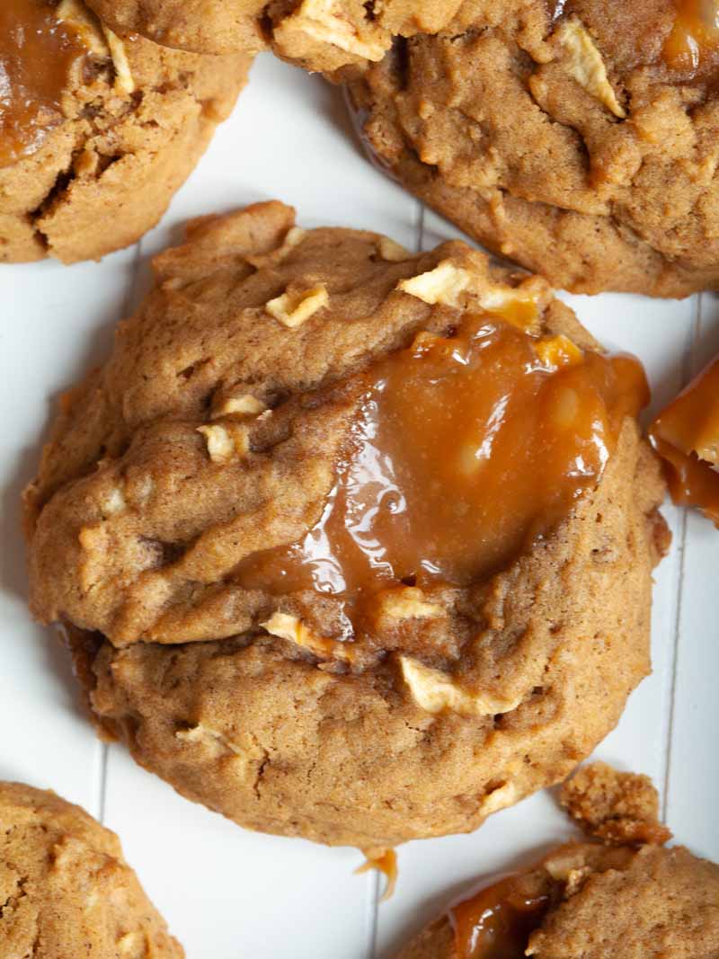 Apple and soft caramels cookies