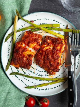 Baked cod in garlic and tomato