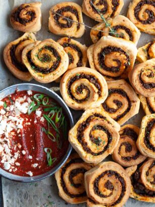 Harissa and beef bread rolls