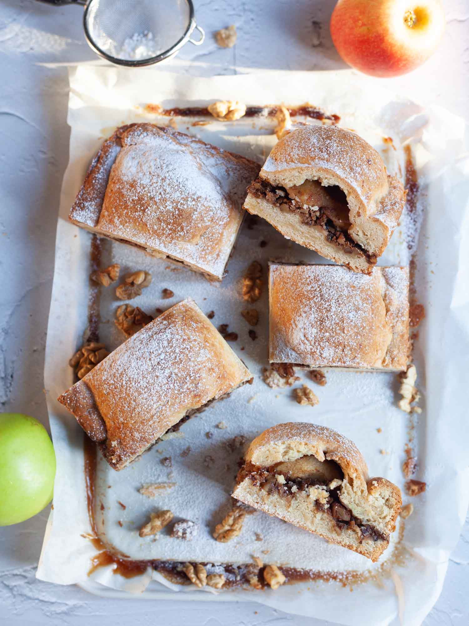 Apple-pie-with-candied-walnuts