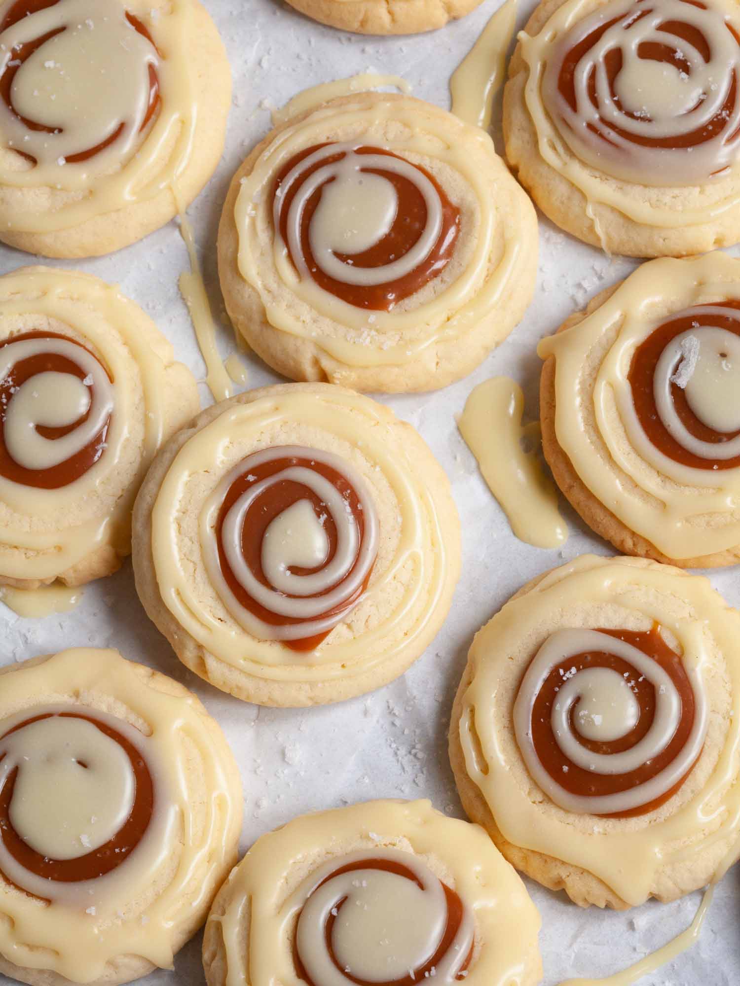 hypnotising sugar cookies with caramel and chocolate
