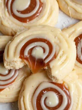 hypnotising sugar cookies with caramel and chocolate