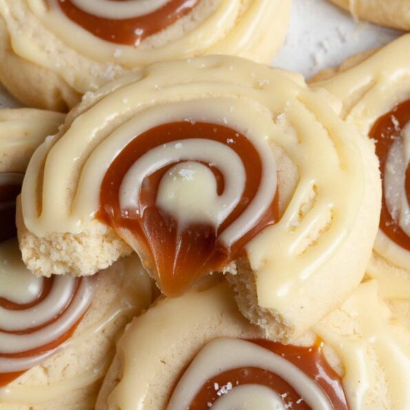 hypnotising sugar cookies with caramel and chocolate