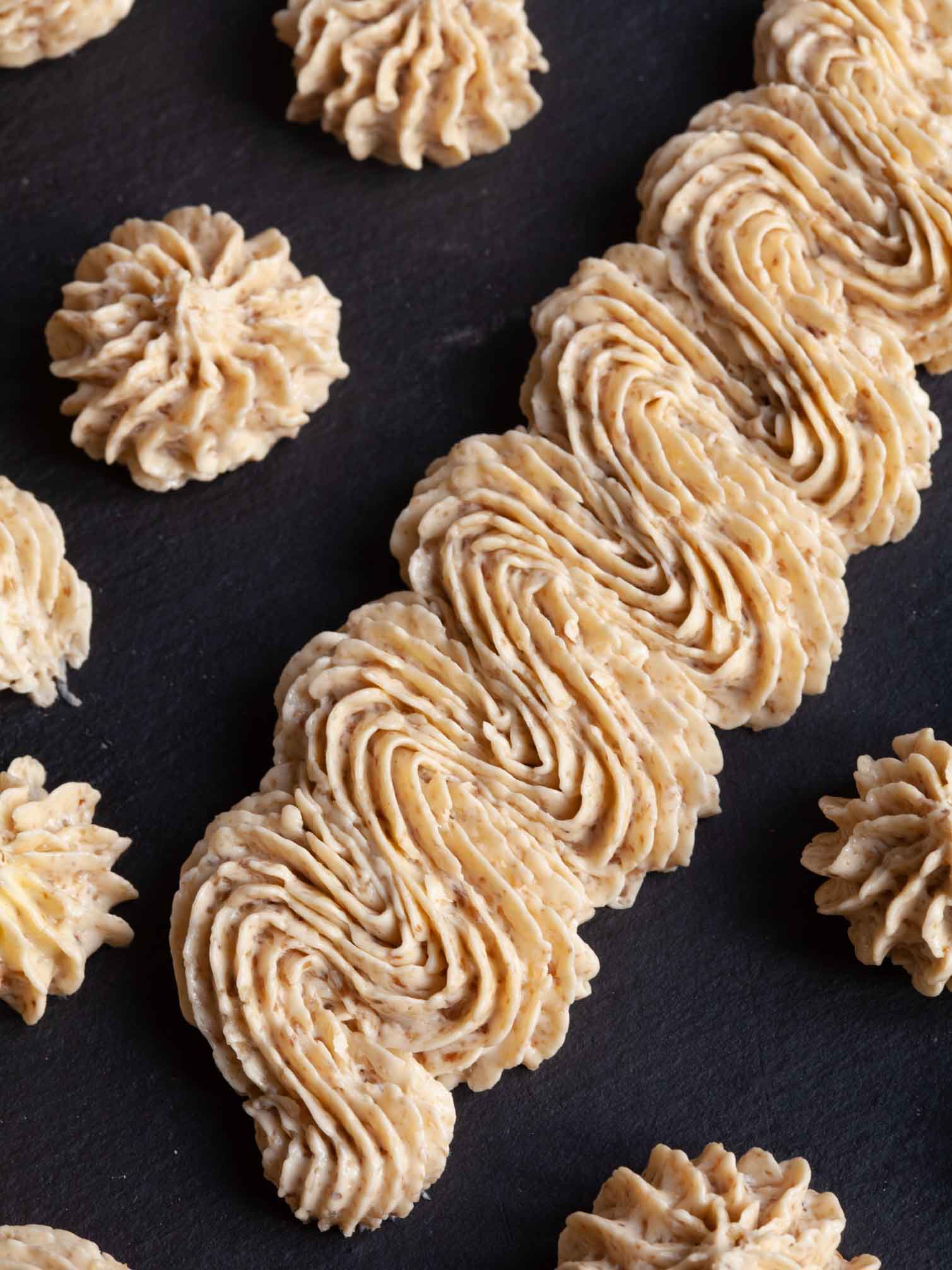 Toasted walnuts buttercream frosting