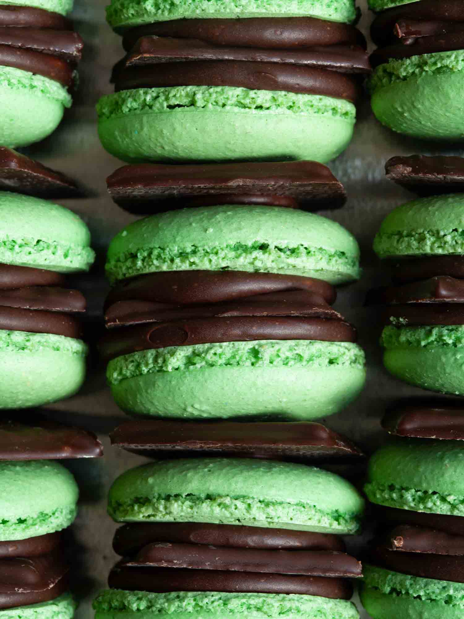 Dark chocolate and mint macarons