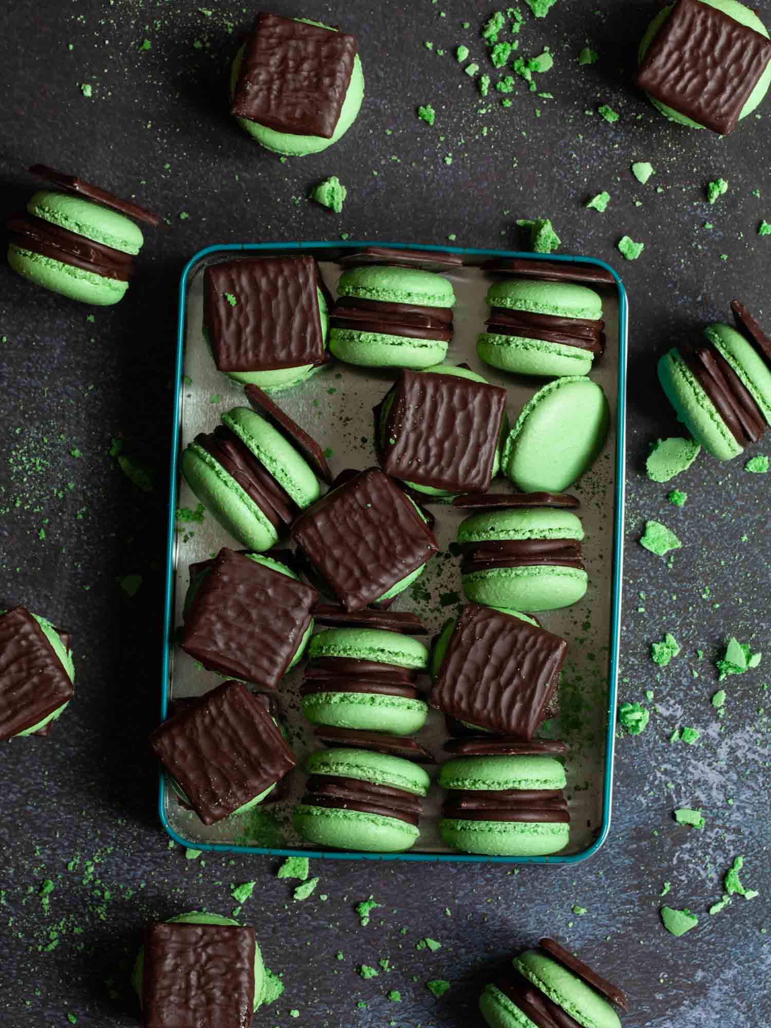 Dark chocolate and mint macarons