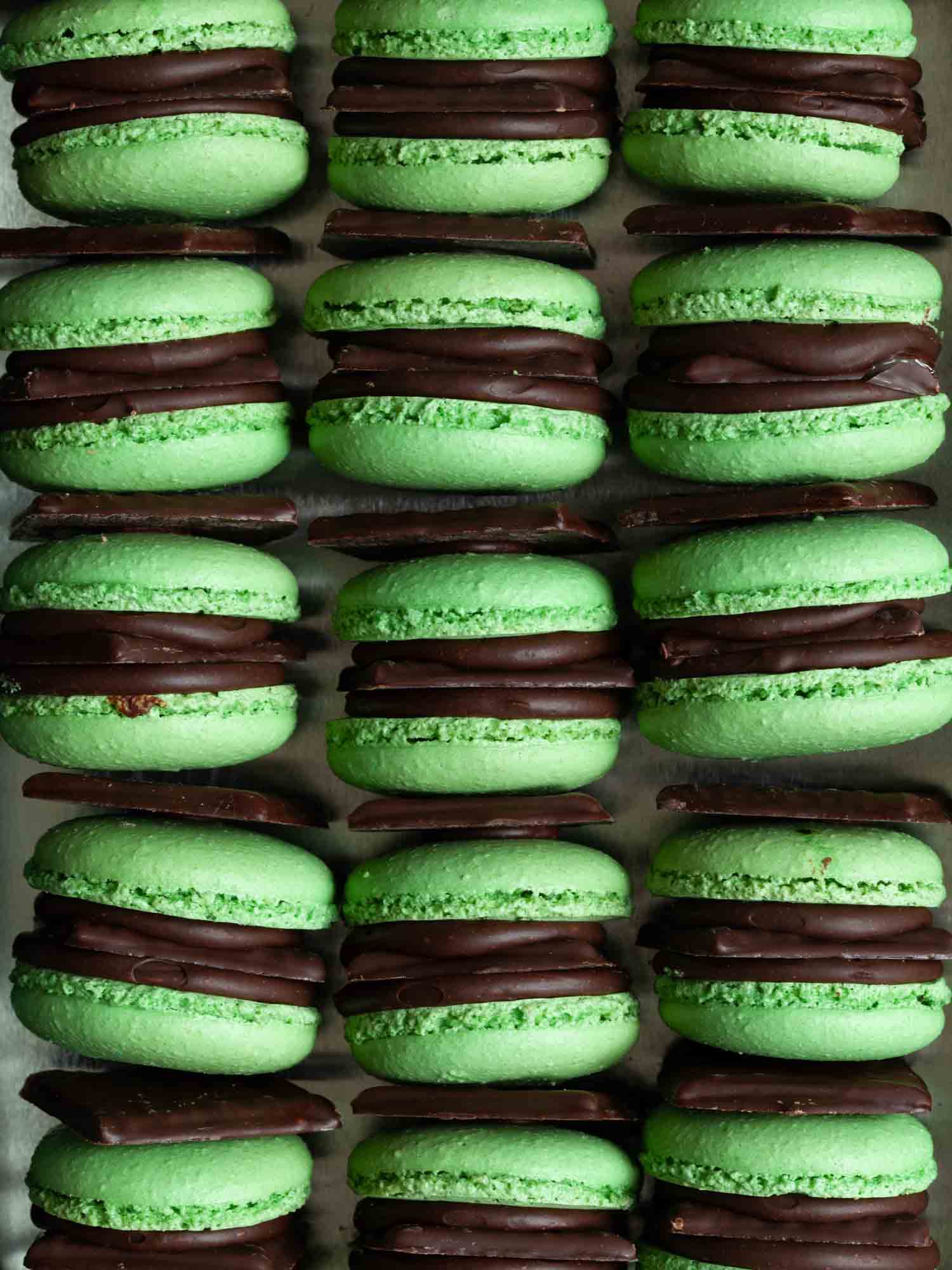 Dark chocolate and mint macarons