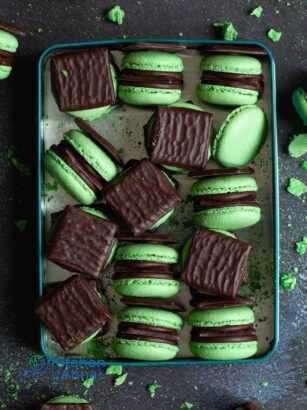 Dark chocolate and mint macarons