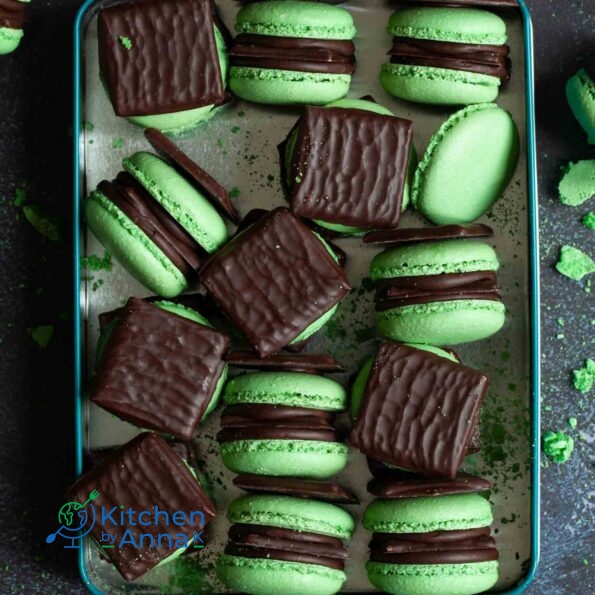 Dark chocolate and mint macarons