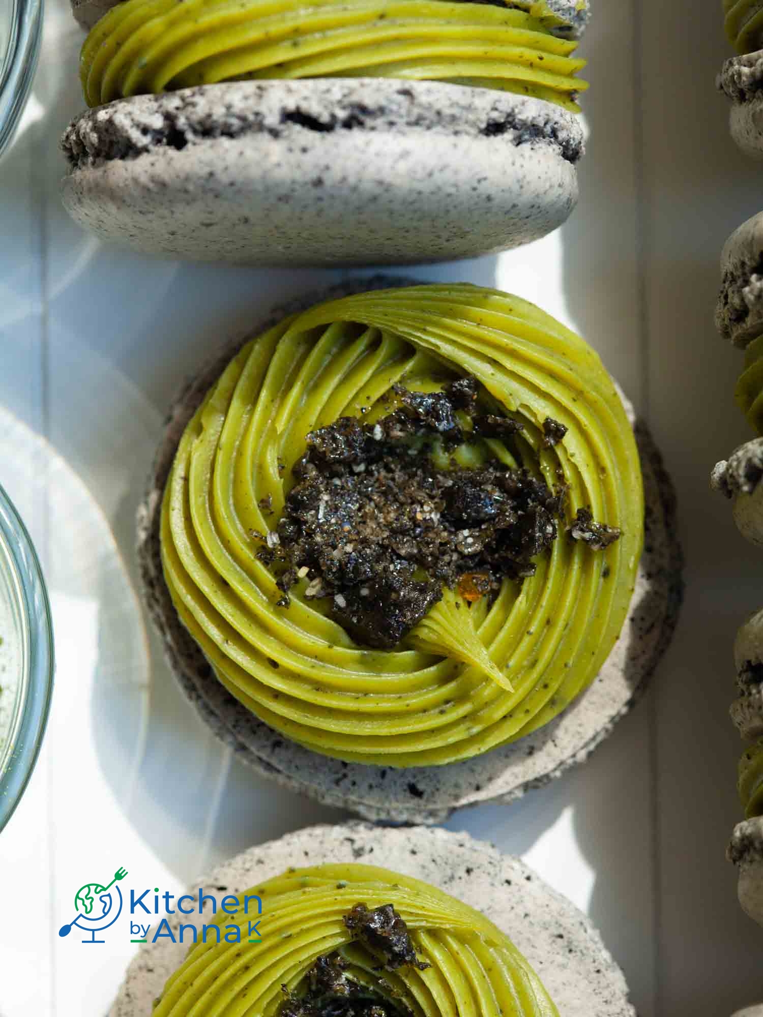 Matcha black sesame crunch macarons