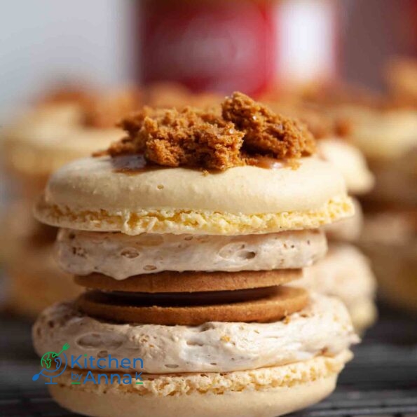 Biscoff marshmallow fluff macarons