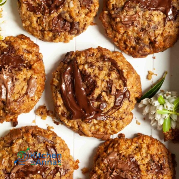 Oats and chocolate cookies