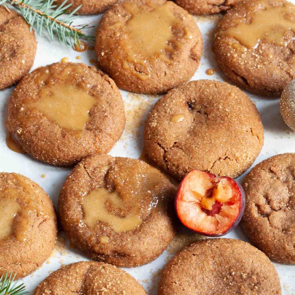 Gingerbread cookies stuffed with plum jam