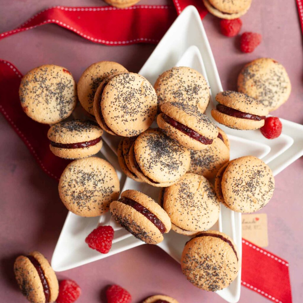 Baletki-Polish sponge cookies with raspberry caramel