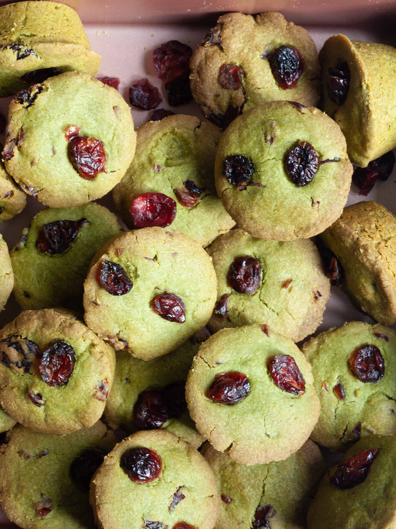 Matcha and cranberry shortbread bites