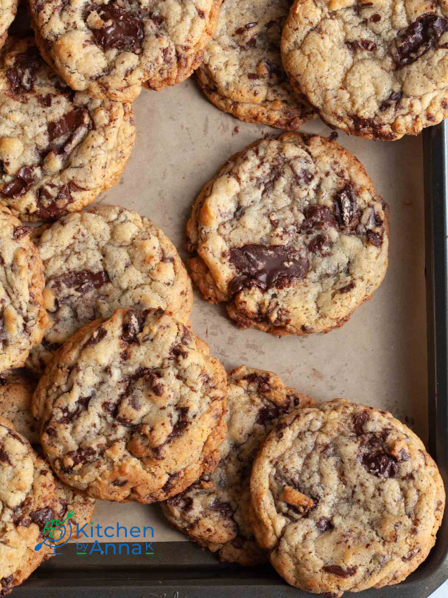 The best bakery style chocolate chip cookies