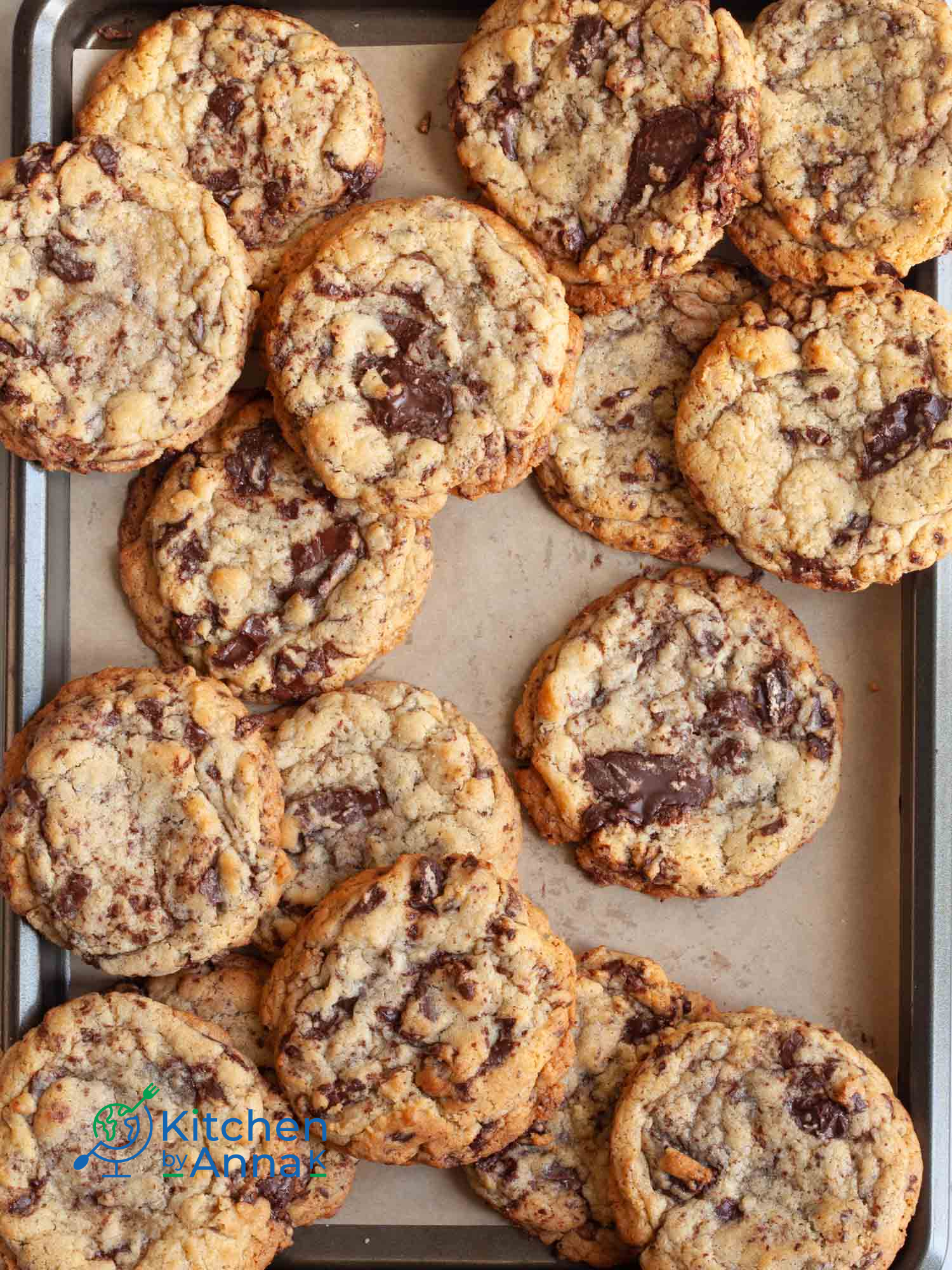 The best bakery style chocolate chip cookies